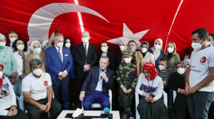 Cumhurbaşkanı Recep Tayyip Erdoğan, evlat nöbeti tutan Diyarbakır Anneleri’ne ziyarette