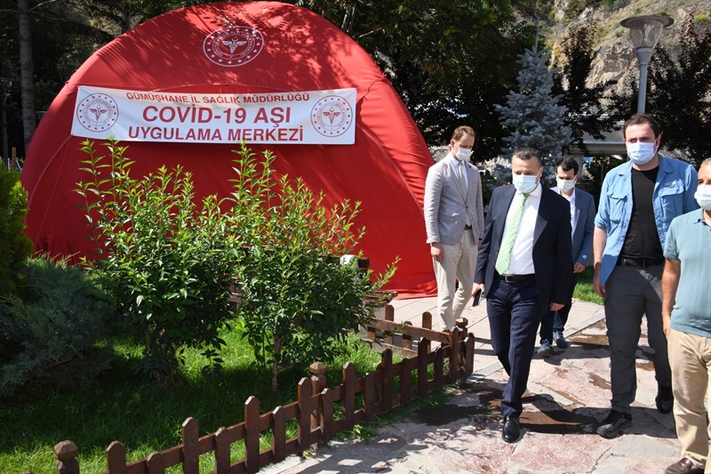 Gümüşhane Valisi Valimiz Kamuran Taşbilek, Fatih Parkı’nda kurulan Covid 19