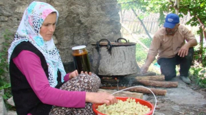 GÜMÜŞHANE OLAY GAZETESİ/İBRAHİM ÖZDEMİR Gümüşhane’nin meşhur dut pekmezi ve dut