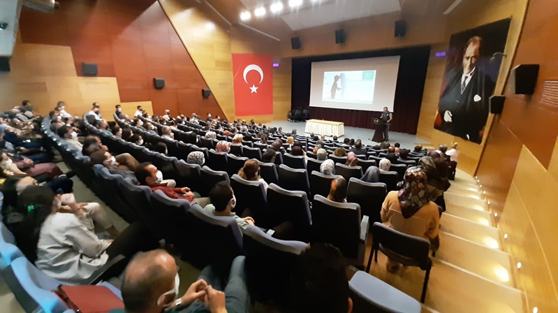 Gümüşhane Kültür Merkezi’nde gerçekleştirilen seminerde Gümüşhane İl Emniyet Müdürlüğü’nün çeşitli