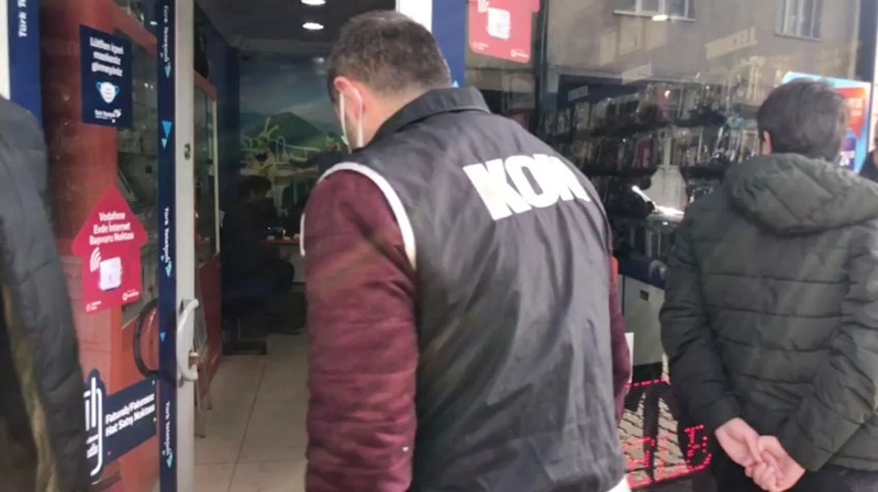 Yurt dışından temin ettikleri cep telefonlarını yasa dışı yollar ile