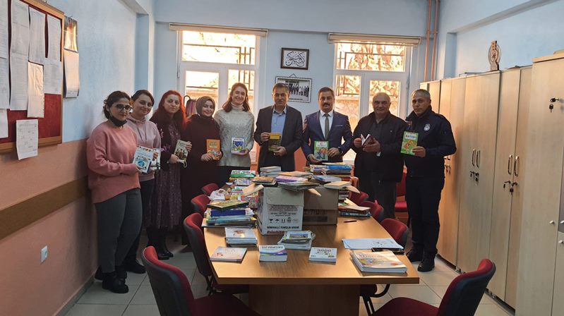 Gümüşhane Belediyesi Zabıta Müdürlüğü kütüphanelerinde kitap eksiği olan okullara kitap desteğinde