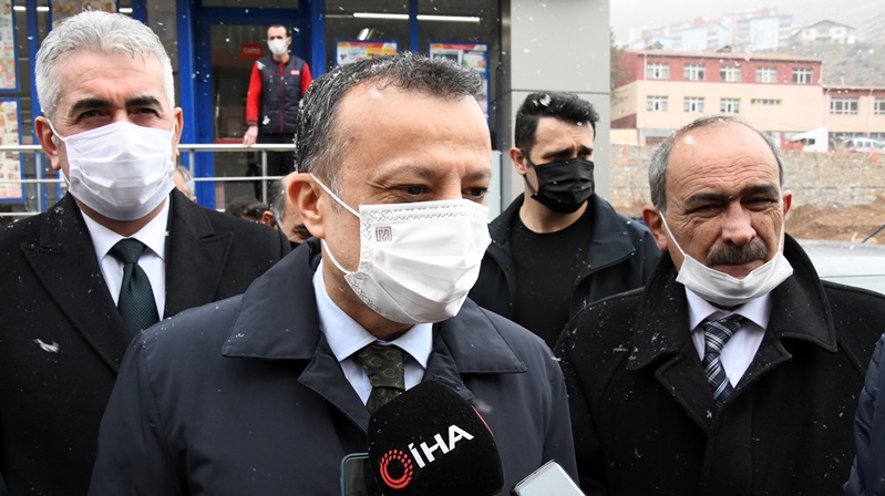 Gümüşhane il merkezinde yapılan gıda denetimlere katılan Gümüşhane Valisi Kamuran Taşbilek, işletmelerin