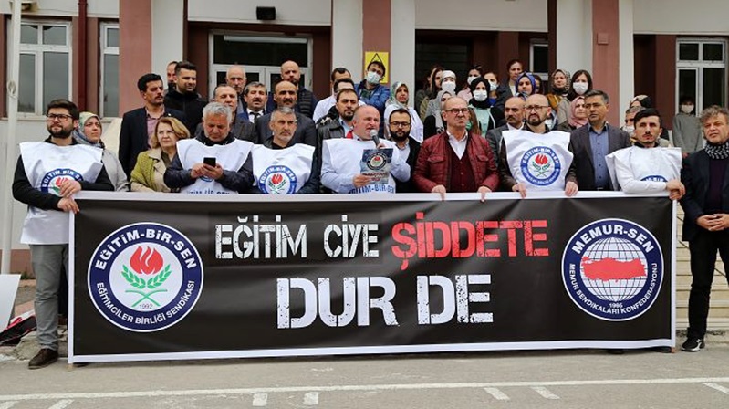 Gümüşhane’de Eğitim-Bir-Sen teşkilatı, çocuğunun matematik öğretmenini tehdit eden akademisyeni kınadı.