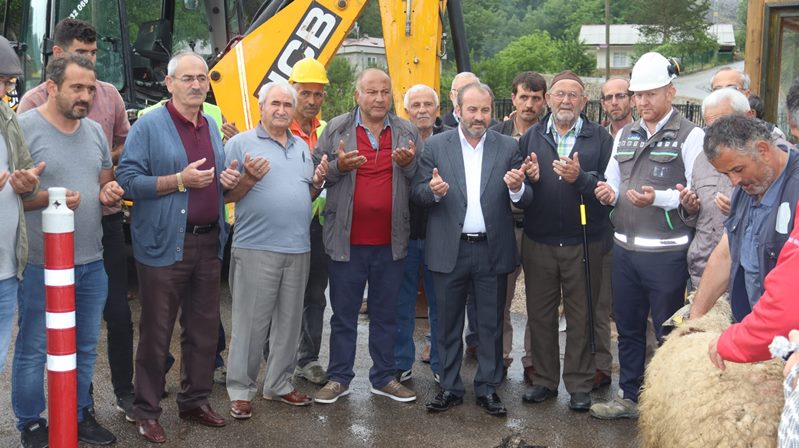 Gümüşhane’nin Merkez Arzularkabaköy beldesinde doğalgaz hattının yapılacağı alanda kurban kesimi