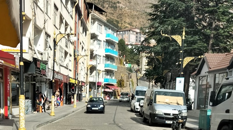 Gümüşhane Belediyesi Zabıta Müdürlüğü ekipleri kentteki kaldırım işgallerinin kaldırılmasına yönelik