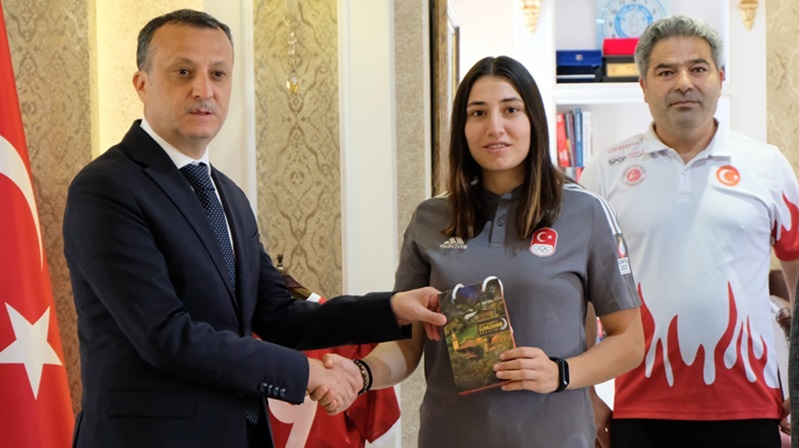 Gümüşhane Valisi Kamuran Taşbilek, Konya’da yapılan İslami Dayanışma Oyunları’nda altın