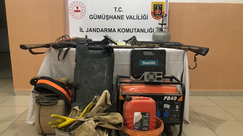 Gümüşhane’nin Şiran ilçesinde kaçak kazı yaptığı tespit edilen 5 kişi