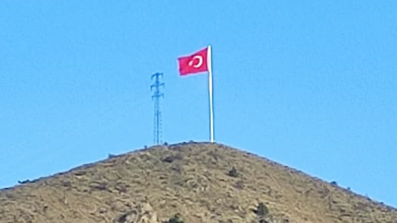 Gümüşhane’nin Akçakale Mahallesine Akçakaleli gençler tarafından 25 metrelik direk dikilerek