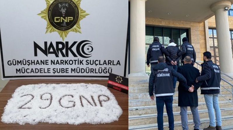 Gümüşhane’de polis uygulama noktasında durdurulan bir otobüste arama yapan İl