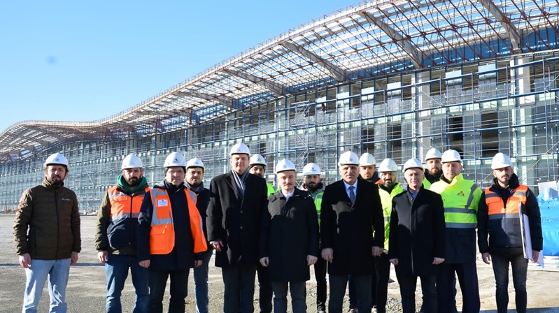 Trabzon Büyükşehir Belediye Başkanı Murat Zorluoğlu, yeni otogar alanında incelemelerde