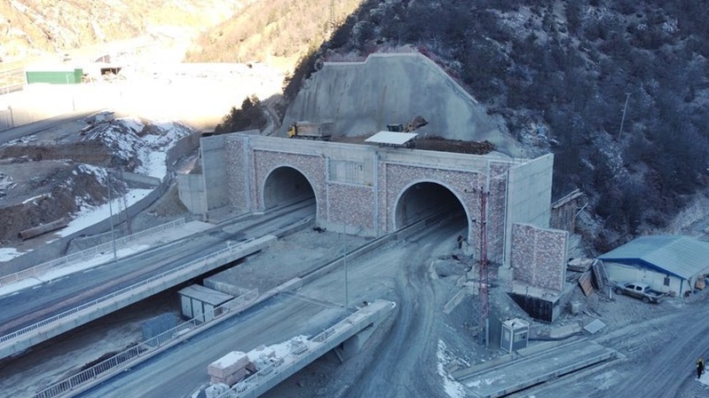 Ulaştırma Ve Altyapı Bakanı Adil Karaismailoğlu sosyal medya hesapları üzerinden