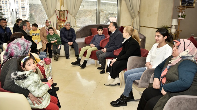 Gümüşhane Valisi Kamuran Taşbilek, eşi Sibel Taşbilek’le birlikte il merkezindeki