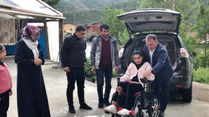 Gümüşhane Belediye Başkanı Ercan Çimen, Bağlarbaşı Mahallesi’nde yaşayan engelli Sümeyra
