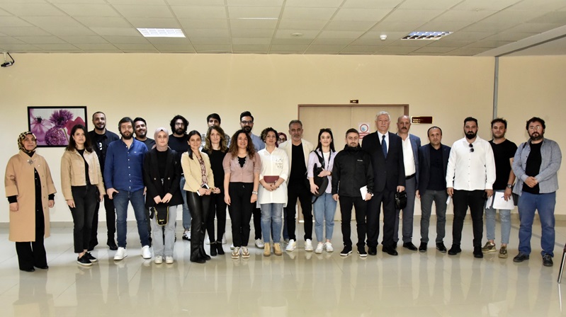 Gümüşhane Üniversitesi İletişim Fakültesi’nde akademisyenler, yerel ve ulusal basın temsilcilerinin