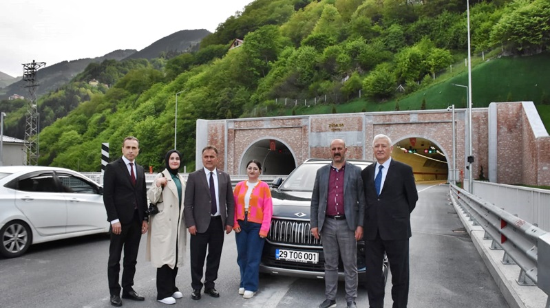 Gümüşhane Belediye Başkanı Ercan Çimen, yeni makam arabası TOGG ile