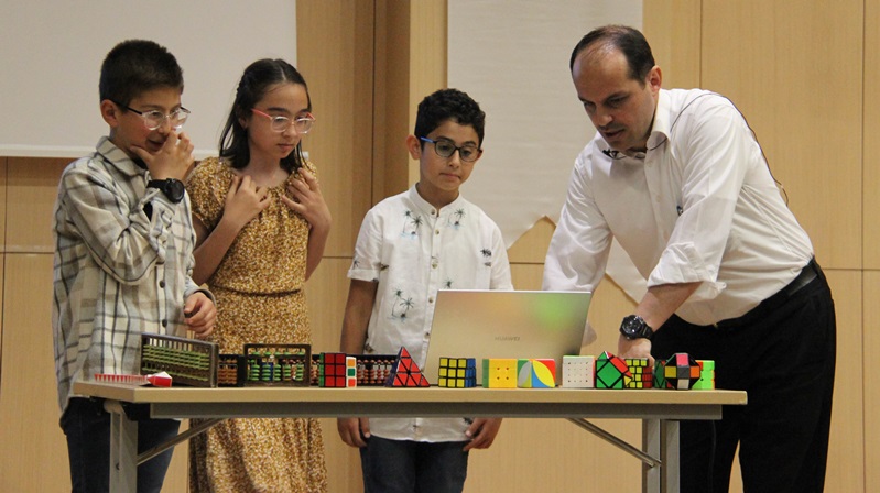 Gümüşhane Fevzipaşa İlkokulunda rübik küp ve abaküsle mental aritmetik eğitimi