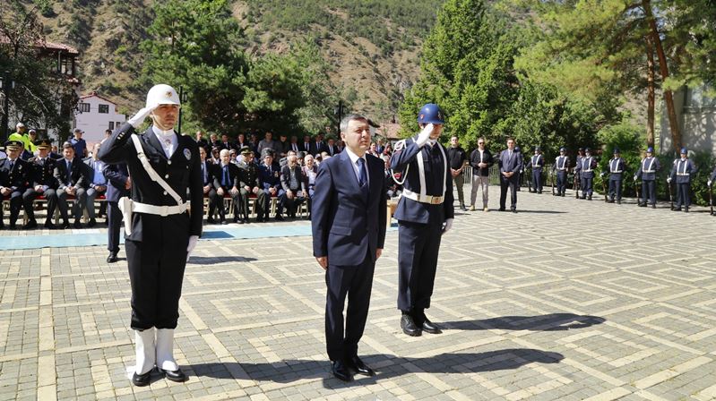 Gümüşhane’de Hükümet Konağı önündeki Atatürk Anıtı’nda gerçekleştirilen törende ilk olarak