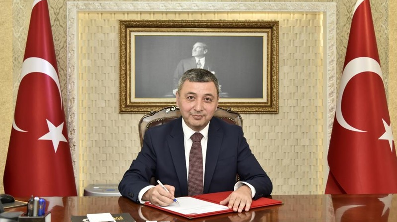 Gümüşhane’nin yeni Valisi Alper Tanrısever bugün Gümüşhane’ye gelerek görevine başladı.