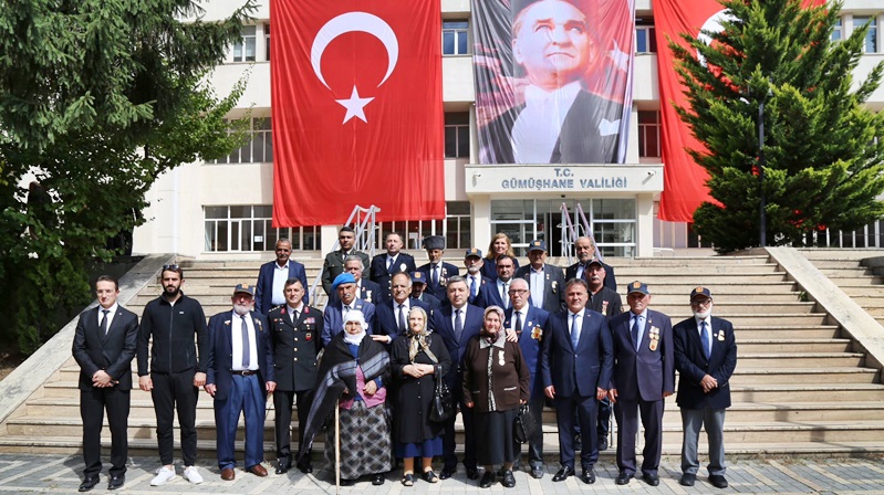 19 Eylül Gaziler Günü nedeniyle ilk program Hükümet Konağı önündeki