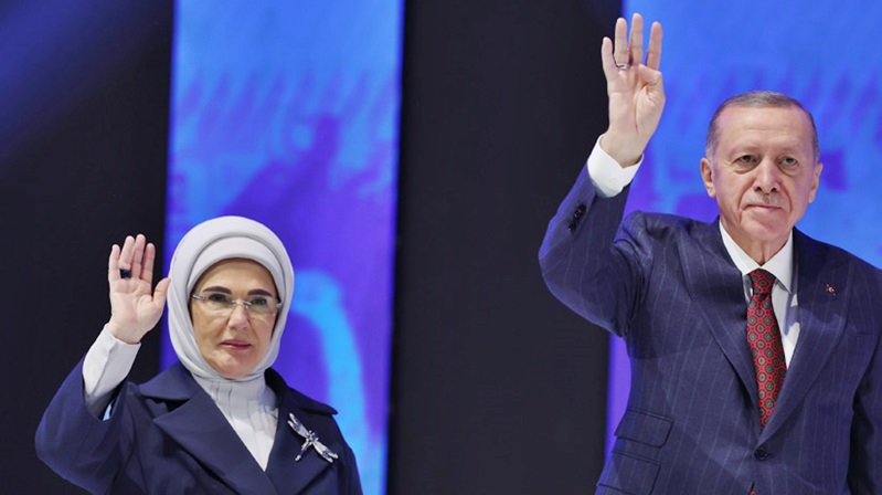 Cumhurbaşkanı ve AK Parti Genel Başkanı Recep Tayyip Erdoğan eşi