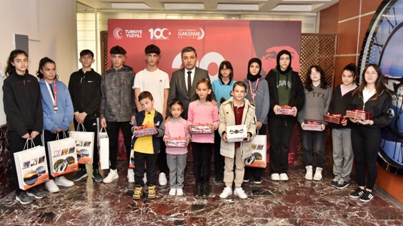 Gümüşhane’de Cumhuriyetin 100.yılı nedeniyle düzenlenen yarışmalarda dereceye giren öğrencilere ödülleri
