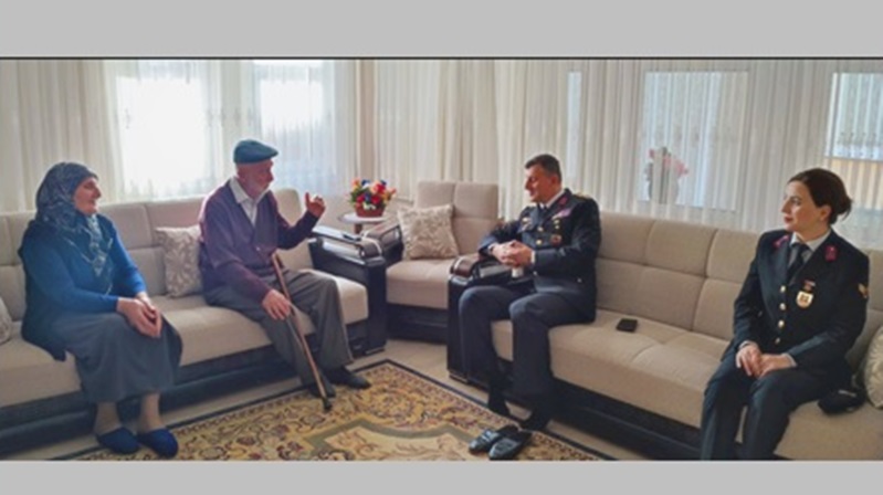 Gümüşhane İl Jandarma Komutanı Albay Serhat Demiral ve personeli, Öğretmenler