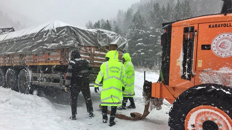 Gümüşhane İl Jandarma Komutanlığı’nın trafik Jandarma timleri kar ve buzlanma