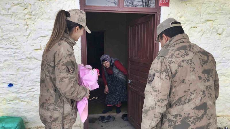 Gümüşhane İl Jandarma Komutanlığı ekipleri yaşlı vatandaşları evlerinde ziyaret ederek
