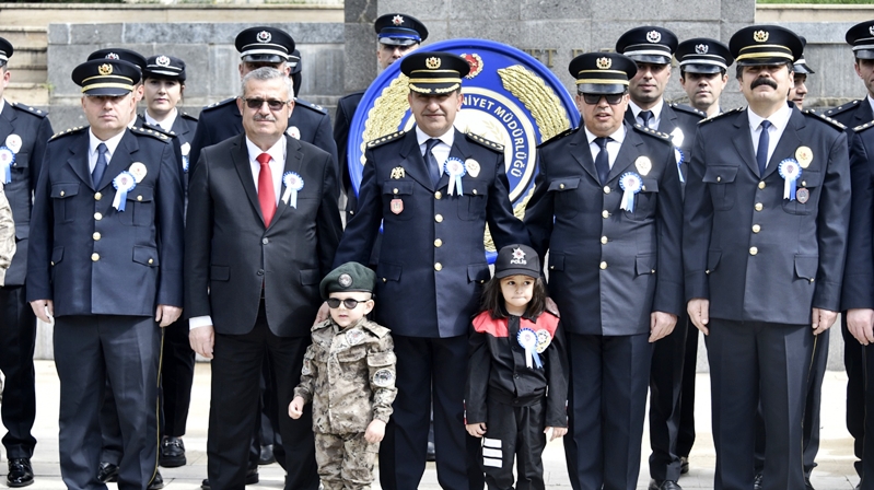 Gümüşhane’de Türk Polis Teşkilatı’nın kuruluşunun 179.yıldönümü nedeniyle Atatürk Anıtına çelenk