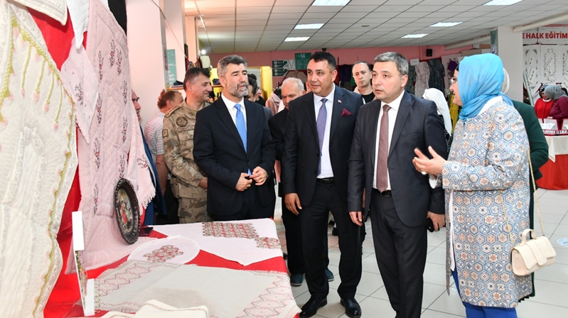 Gümüşhane’de Halk Eğitimi Merkezi Müdürlüğü’nün  yılsonu sergisi açılışında konuşan Vali