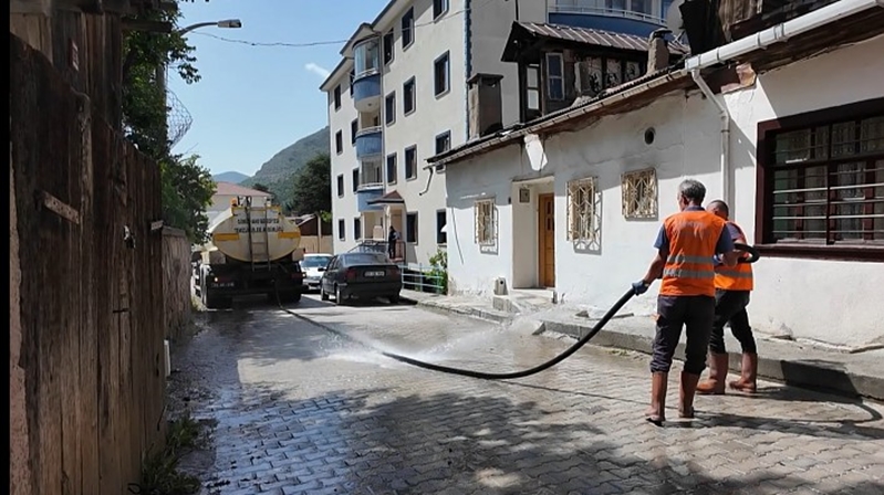 Gümüşhane Belediyesi Temizlik İşleri Müdürlüğü ekipleri, yaz aylarının gelmesiyle birlikte