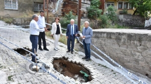 Gümüşhane Belediyesi ekipleri, yoğun yağışların ardından zarar gören bölgelerde mesai