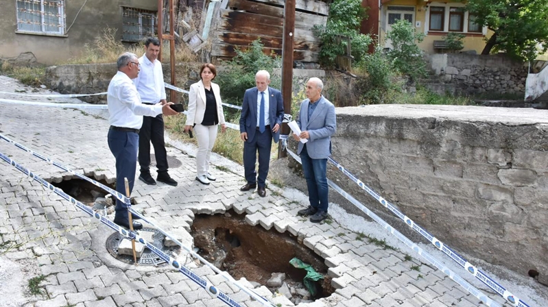 Gümüşhane Belediyesi ekipleri, yoğun yağışların ardından zarar gören bölgelerde mesai