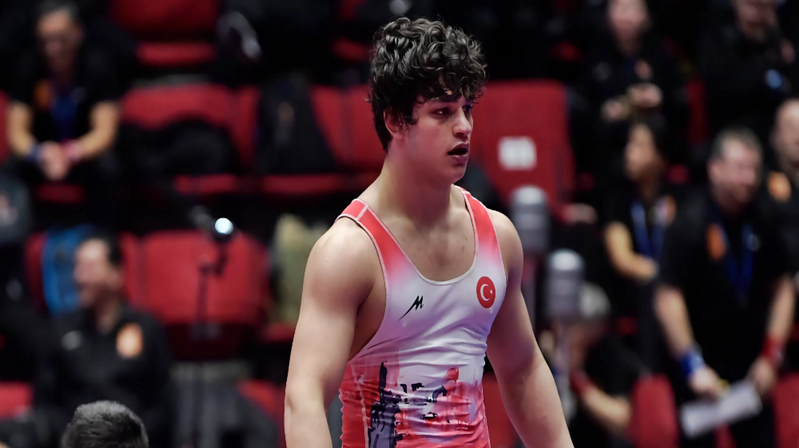 Sırbistan’da düzenlenen U20 Avrupa Güreş Şampiyonası’nda takım halinde şampiyon olan