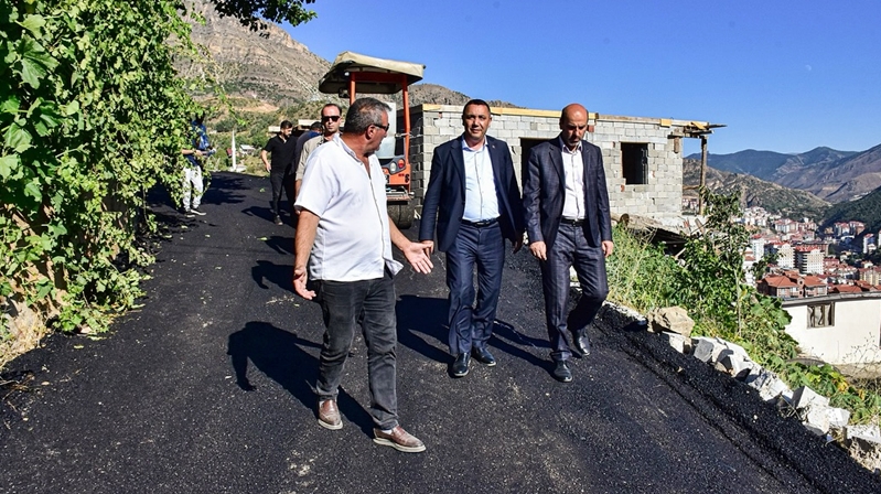 Gümüşhane Belediyesi, altyapı çalışmaları tamamlanan yollarda asfaltlama çalışmasını sürdürüyor. Şehir