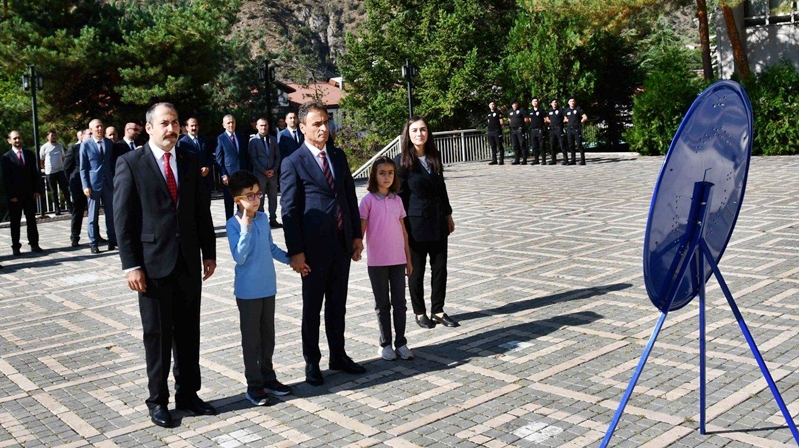 Gümüşhane’de 2024-2025 eğitim-eğretim yılı, Atatürk Anıtı önünde düzenlenen törenle başladı.