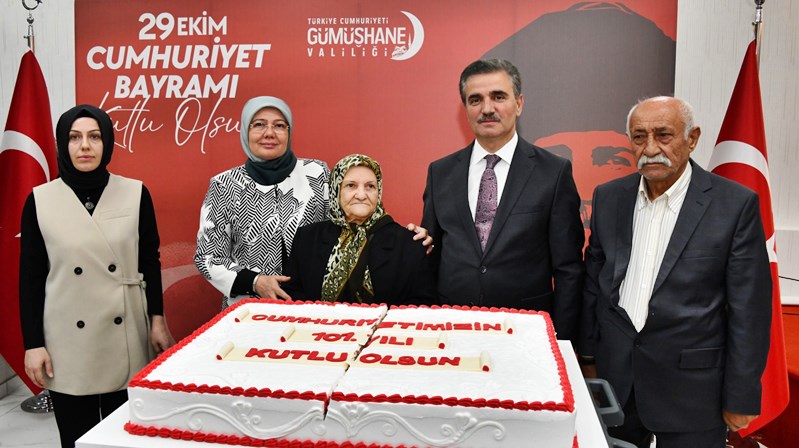 Cumhuriyetimizin kuruluşunun 101. Yıl dönümü kutlamaları Gümüşhane’de Fener Alayı etkinliği