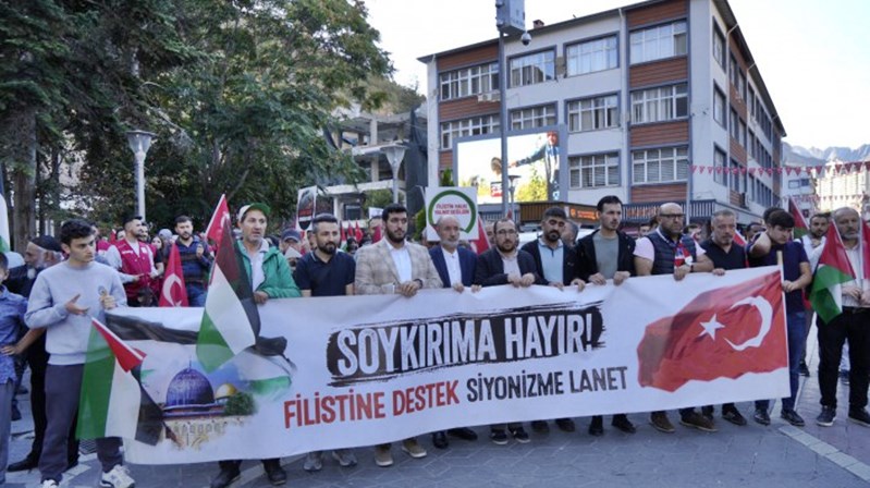Gümüşhane’de İsrail’in Gazze işgalinin 1’inci yıl dönümünde protesto yürüyüşü gerçekleştirildi.&nbsp;