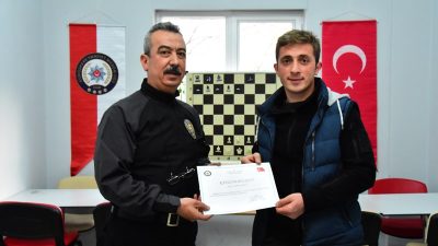 Gümüşhane İl Emniyet Müdürlüğü polislerinden oluşan 16 kişilik ekiple satranç