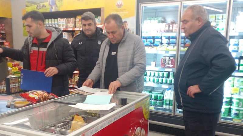 Gümüşhane Belediyesine bağlı zabıta ekipleri, yaklaşan yılbaşı öncesi denetimlerini artırarak