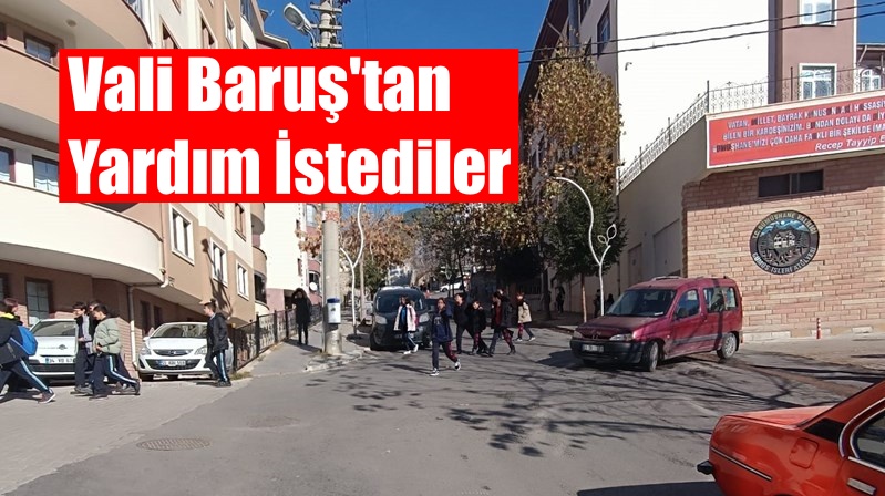 Gümüşhane Merkez Gazipaşa okul binasının önündeki kavşakta yaşanan yoğunluk ve
