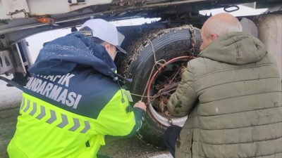 Gümüşhane İl Jandarma Komutanlığı Trafik Jandarması tarafından, kış şartlarında vatandaşlarımızın