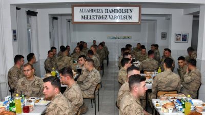 Gümüşhane Valisi Aydın Baruş, Kelkit ilçesinde düzenlenen iftar programında Jandarma