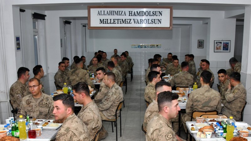 Gümüşhane Valisi Aydın Baruş, Kelkit ilçesinde düzenlenen iftar programında Jandarma