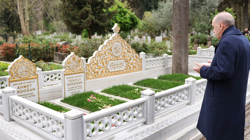 Cumhurbaşkanımız Recep Tayyip Erdoğan, Karacaahmet Mezarlığı’nda annesi Tenzile Erdoğan ve