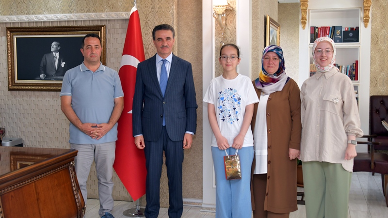 Gümüşhane Valisi Aydın Baruş, 2025 LGS’de tüm soruları doğru cevaplandırarak