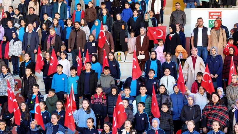 Hava muhalefeti nedeniyle perşembe gününe ertelenen programda stadyumu dolduran vatandaşlar