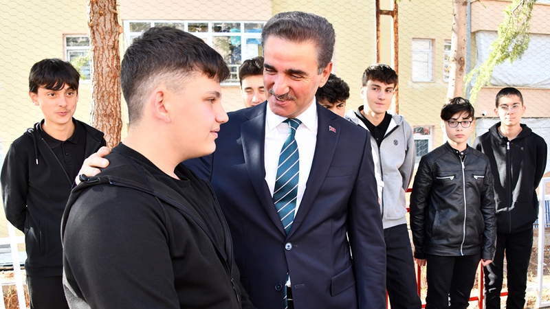 * Vali Baruş, Ali Fuat Kadirbeyoğlu Anadolu Lisesi’nde öğretmen ve