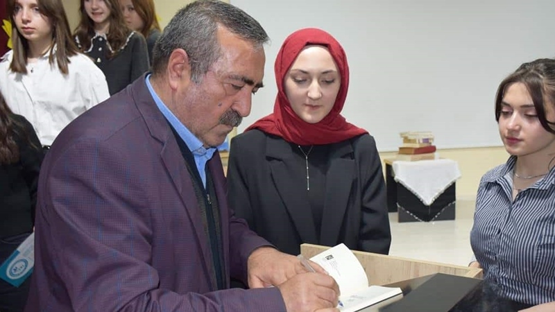 Gümüşhane Mareşal Çakmak Sosyal Bilimler Lisesi, Türk edebiyatının güçlü kalemlerinden